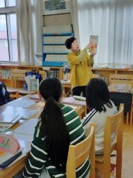 岡谷南高校の図書室にて、外部講師による絵本の読み聞かせや効果的な見せ方の実演を熱心に聴く生徒たち