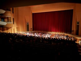 岡谷南高校の生徒たちがカノラホールの客席を埋め尽くし、芸術鑑賞会の開演を待つ様子