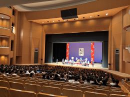 岡谷南高校の芸術鑑賞会にて、カノラホールのステージで披露される津軽三味線Live「あべや」の演奏に見入る生徒たち