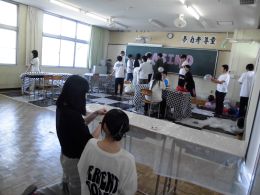 岡谷南高校の教室で、文化祭に向けて窓装飾や準備を進める生徒たち