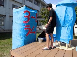 岡谷南高校の屋外テラスで、クラス展示の大型制作物を組み立てる様子