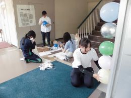 岡谷南高校の階段付近で、装飾用の風船を膨らませて飾り付けをする生徒たち