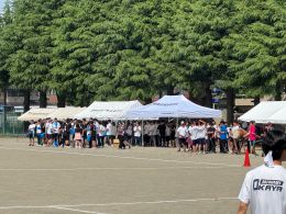 岡谷南高校のグラウンドに全校生徒が集まり、テント前で整列する開会前の様子