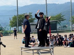 岡谷南高校の朝礼台で、全校生徒を前に力強く選手宣誓を行う代表生徒