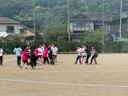 岡谷南高校のグラウンドで、紅組と白組に分かれて熱戦を繰り広げる女子竹引き