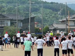 岡谷南高校のグラウンドで、砂煙を上げながら激しくぶつかり合う男子騎馬戦