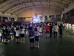 岡谷南高校の体育館で、ステージ演出を楽しみながら盛り上がる生徒たちの後ろ姿