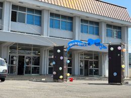 岡谷南高校の校舎正面に設置された、風船で彩られた南高祭のアーチ門