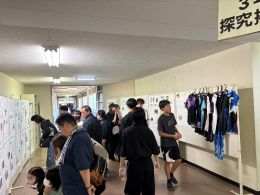 岡谷南高校の校内廊下に掲示された、3年生による探究学習の成果物を見学する来場者