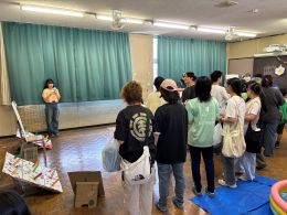 岡谷南高校の教室にて、ブルーシートを敷いて趣向を凝らしたクラス展示を楽しむ生徒と来場者