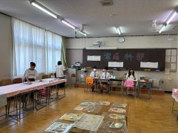 岡谷南高校の家庭科室にて、手作りの小物や作品を丁寧に並べて展示・販売する家庭科部の様子