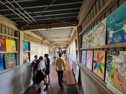 岡谷南高校の長い渡り廊下にずらりと展示された、美術部や書道部の色鮮やかな作品群