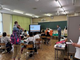 岡谷南高校の視聴覚室にて、モニターを使用して活動内容を一般来場者に解説する部活動プレゼン