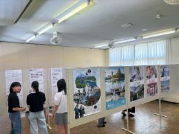 岡谷南高校の教室内でパーテーションを活用し、テーマに沿った活動報告パネルを展示する様子