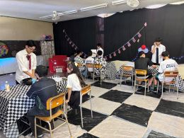 岡谷南高校の教室をカジノ風に装飾し、チェッカー柄のテーブルでトランプゲームを楽しむクラス展示