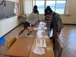 岡谷南高校の実験室にて、試験管や液体を用いた化学実験のデモンストレーションを行うサイエンス部