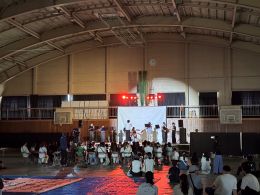 岡谷南高校のステージで、スポットライトを浴びながらバンド演奏を披露する軽音楽部のライブ