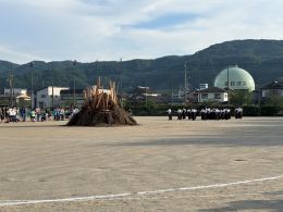 岡谷南高校のグラウンド中央に組まれた、ファイヤーストームの巨大な薪(まき)