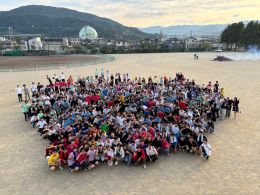 岡谷南高校のグラウンドに全校生徒が集結して撮影した、圧巻の集合写真