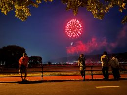 諏訪湖畔の夜空に大きく打ち上がった、南高祭のエンディングを飾る鮮やかな花火