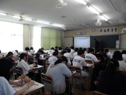 岡谷南高校の教室で、各教科の具体的な内容や選択の注意点について説明を受ける生徒たち