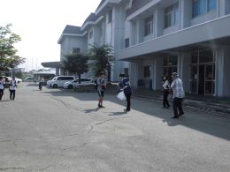 岡谷南高校の校門付近で、登校中の生徒に選挙啓発物品を配布する様子