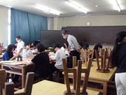 岡谷南高校 出前授業 松本短期大学　幼児保育科の准教授、米窪洋介先生に「子どもの発達と造形表現」の講義をしてもらっている様子