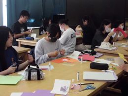 岡谷南高校 出前授業 飛び出るカード「ポップアップカード」を熱心に作成する姿