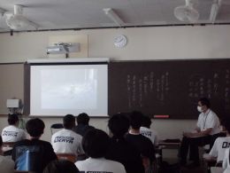 岡谷南高校 出前授業 諏訪税務署 総務事務課の村山巧磨さんと清水淳史さんに「高等学校租税教室」の講義をしてもらっている様子