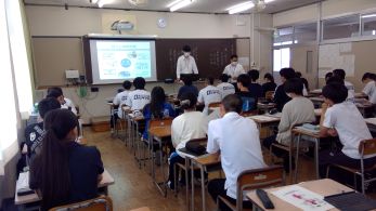 岡谷南高校 出前授業 作文のためだけでなく、社会で生きていくための知識を教えていただいている様子