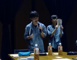 岡谷南高校 図書委員連絡会 代表者による図書館人狼で本を探し当てた様子