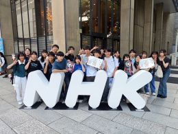 岡谷南高校 ＮＨＫ杯放送コンテスト結果 NHKのモニュメントと一緒に集合写真