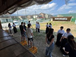 岡谷南高校 国際交流（マウントプレザント市との交流会）弓道部による説明中
