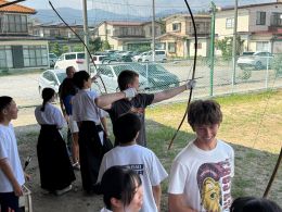 岡谷南高校 国際交流（マウントプレザント市との交流会）実際に弓を引く来日している生徒