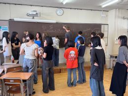 岡谷南高校 国際交流（マウントプレザント市との交流会）英語部3年生とのディスカッションで黒板を使用している様子