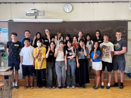 岡谷南高校 国際交流（マウントプレザント市との交流会）英語部3年生と来日している生徒の集合写真