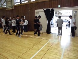 岡谷南高校 生徒会選挙 記入後、退出する生徒