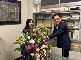 岡谷南高校 JA信州諏訪の皆さまより JA信州諏訪から生徒会役員がフラワーアレンジメントを代表して受け取る様子