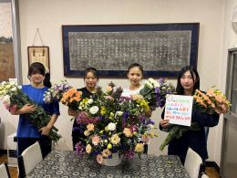 岡谷南高校 JA信州諏訪の皆さまより 生徒会役員と環境委員のフラワーアレンジメント、切り花受け取り後の集合写真