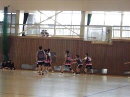 岡谷南高校 秋季クラスマッチ バスケットボール(男子)している様子