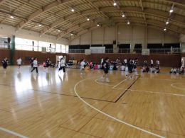 岡谷南高校 秋季クラスマッチ バスケットボール(女子)している様子