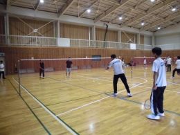 岡谷南高校 秋季クラスマッチ バトミントン(男子)している様子
