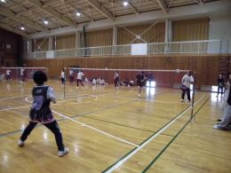 岡谷南高校 秋季クラスマッチ バトミントン(女子)している様子