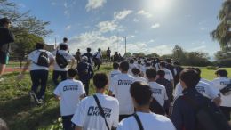 岡谷南高校 第44回諏訪縦断強歩大会 男子生徒らが歩いている様子