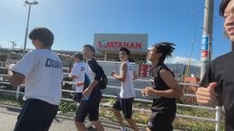 岡谷南高校 第44回諏訪縦断強歩大会 男子生徒数人が道路沿いを走っている様子