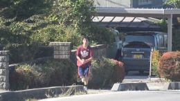 岡谷南高校 第44回諏訪縦断強歩大会 男子生徒が黙々と走っている様子