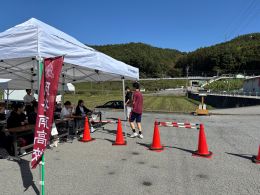 岡谷南高校 第44回諏訪縦断強歩大会 PTA、同窓会テントで男子生徒が給水に向かう様子