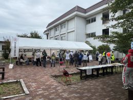 岡谷南高校 長野県総合防災訓練 in 岡谷市 外でテントを広げ複数人が訓練中