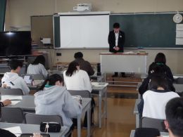 岡谷南高校 ようこそ先輩 男性卒業生が講和中