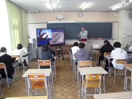 岡谷南高校 ようこそ先輩 男性卒業生がモニターを使って講和中